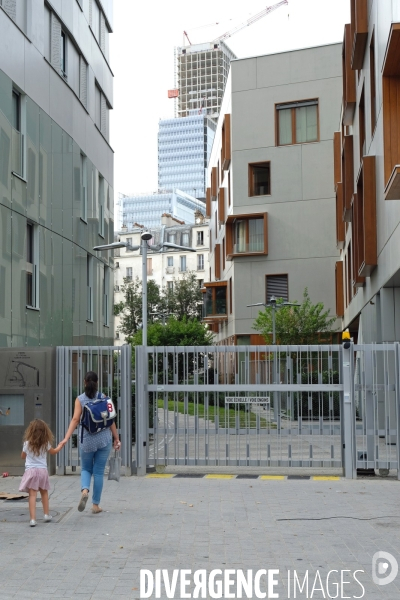 Illustration septembre2016.Dans le nouveau quartier Clichy Batignolles,  une mere et sa fille se dirige vers le portail de l immeuble d habitation