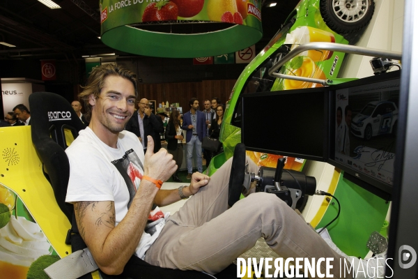 Camille Lacourt au Mondial de l Automobile.