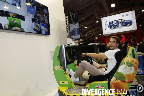 Camille Lacourt au Mondial de l Automobile.