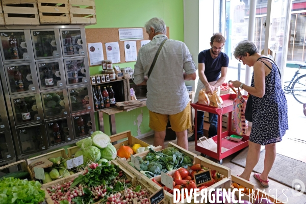 Illustration septembre2016.Au bout du champ, une chaine de trois magasins de vente en circuit court de fruits et legumes bio en vrac ou en casiers