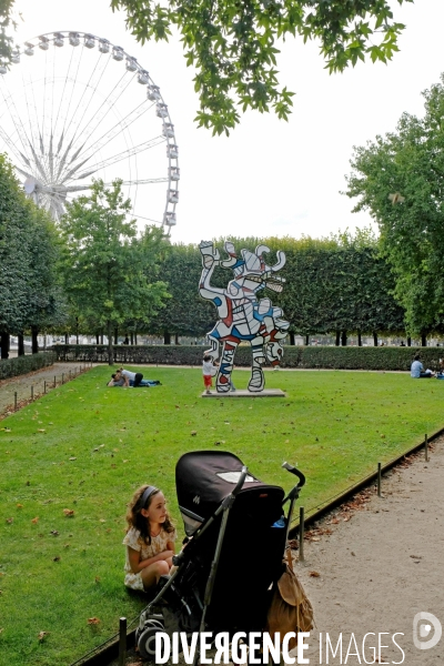 Illustration septembre2016.Devant une sculpture de Jean Dubuffet sur la terrasse du jardin des Tuileries