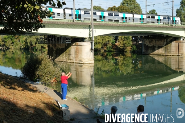 Illustration septembre2016.Un pecheur a remonte sa ligne avec un tout petit poisson