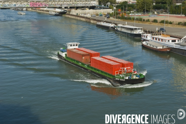 Illustration septembre2016.Transport fluvial de conteneurs par peniche sur la Seine