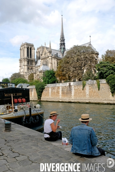 Illustration Septembre2016.Pic nic sur les quais de Seine face a la catedrale Notre Dame.