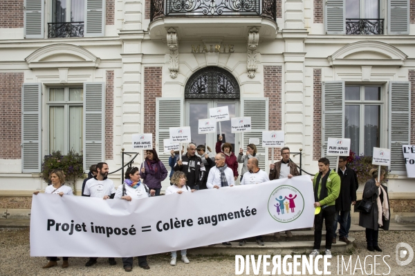 Manifestation d habitants de Forges-les-Bains contre l arrivée de nouveaux migrants dans la commune, à l appel du collectif forgeonslavenir.com