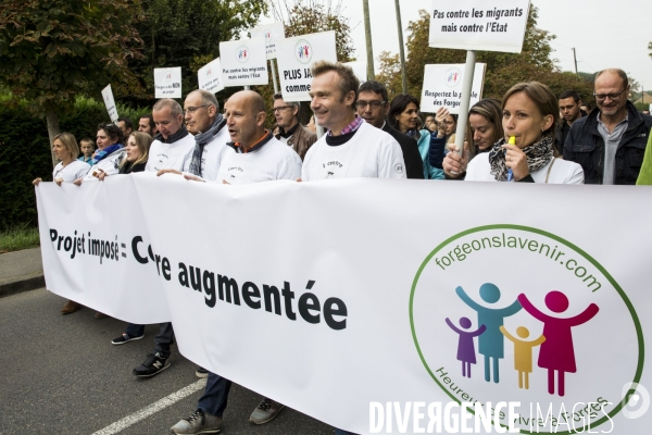 Manifestation d habitants de Forges-les-Bains contre l arrivée de nouveaux migrants dans la commune, à l appel du collectif forgeonslavenir.com