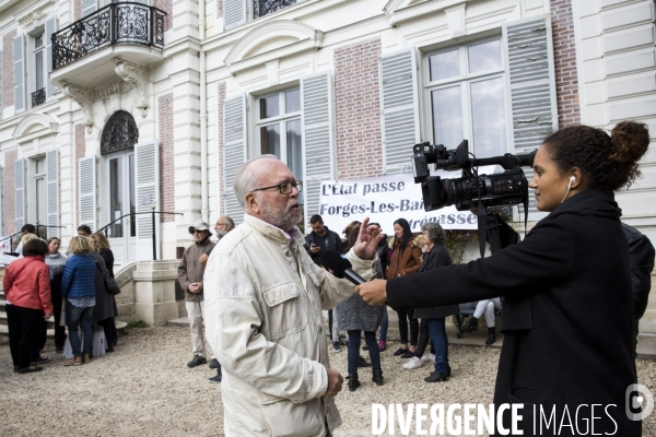 Manifestation d habitants de Forges-les-Bains contre l arrivée de nouveaux migrants dans la commune, à l appel du collectif forgeonslavenir.com