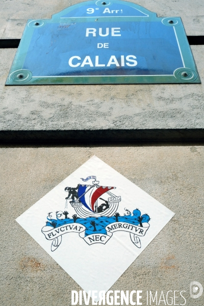 Rue de Calais a Paris.Detournement du blason  de la ville pour stigmatiser la politique d  acceuil des migrants
