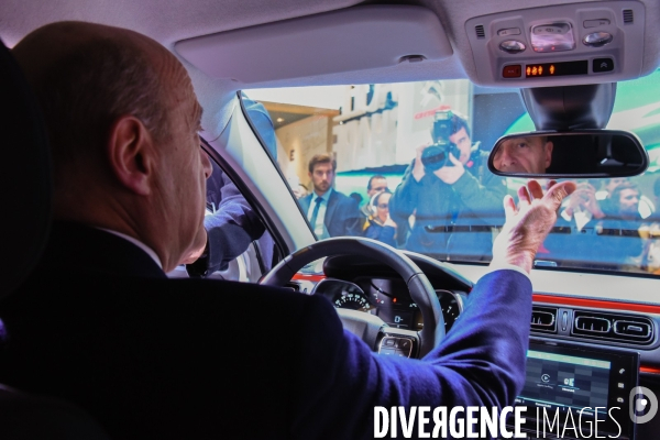 Alain Juppé au Mondial de l auto