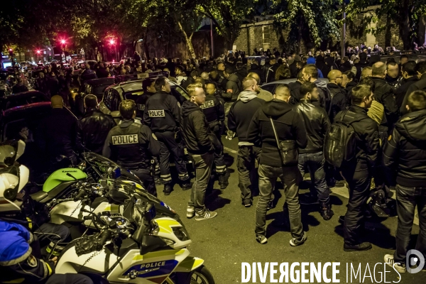 Manifestation de nuit des policiers sur les Champs Elysées.