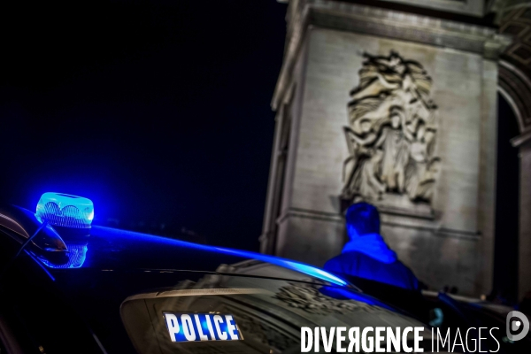 Manifestation de nuit des policiers sur les Champs Elysées.