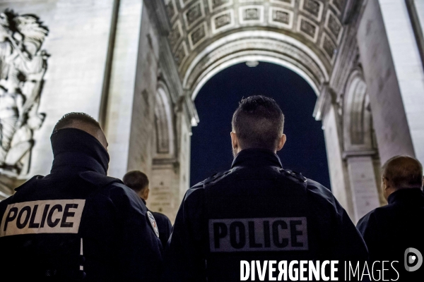 Manifestation de nuit des policiers sur les Champs Elysées.