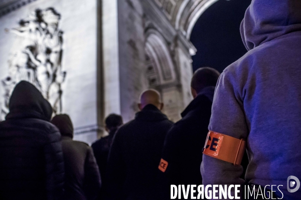 Manifestation de nuit des policiers sur les Champs Elysées.