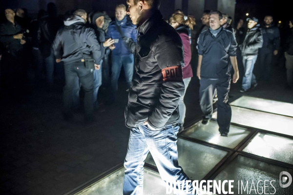 Manifestation de nuit des policiers sur les Champs Elysées.