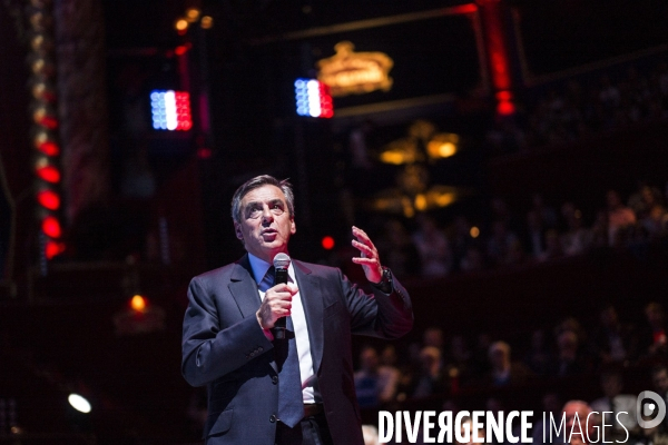 Primaire de droite, François Fillon au Cirque d Hiver.