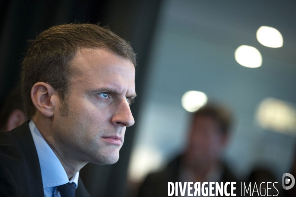 Emmanuel Macron présente son équipe pour le mouvement En marche!