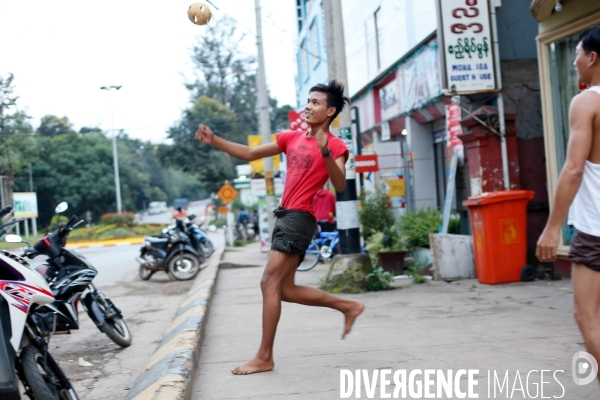 Football des rues au Myanmar