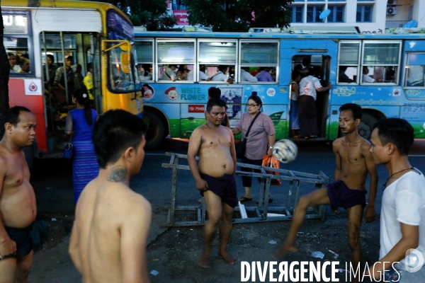 Football des rues au Myanmar