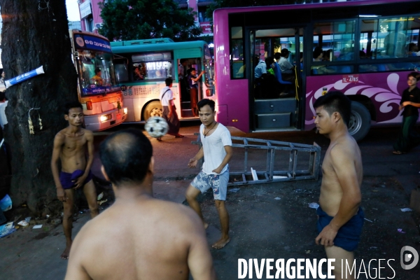 Football des rues au Myanmar