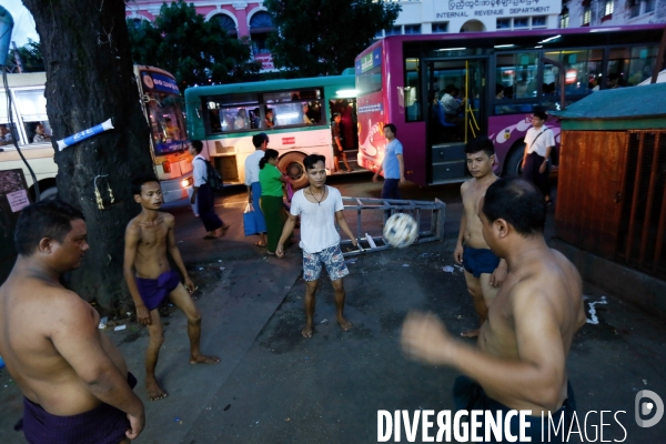 Football des rues au Myanmar