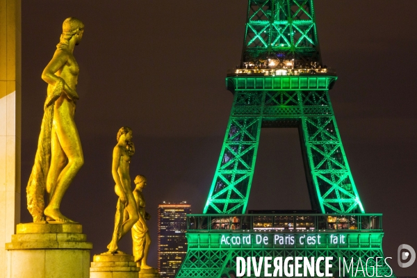 La Tour Eiffel et  l Arc de Triomphe s illuminent en vert pour  célébrer l entrée en vigueur de l accord de Paris sur le climat, conclu lors de la COP21.