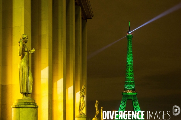 La Tour Eiffel et  l Arc de Triomphe s illuminent en vert pour  célébrer l entrée en vigueur de l accord de Paris sur le climat, conclu lors de la COP21.