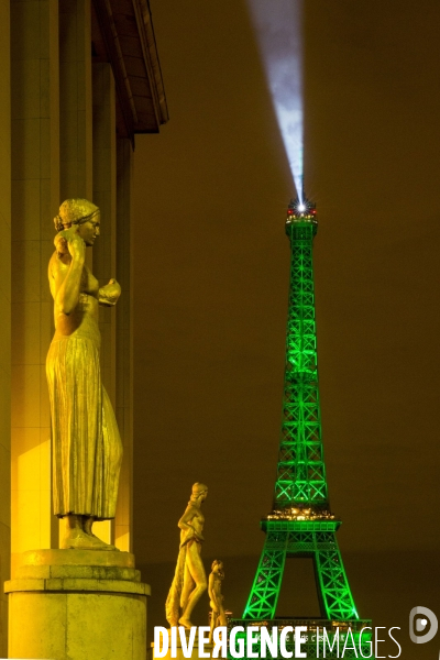 La Tour Eiffel et  l Arc de Triomphe s illuminent en vert pour  célébrer l entrée en vigueur de l accord de Paris sur le climat, conclu lors de la COP21.