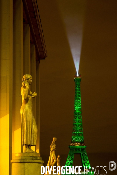 La Tour Eiffel et  l Arc de Triomphe s illuminent en vert pour  célébrer l entrée en vigueur de l accord de Paris sur le climat, conclu lors de la COP21.