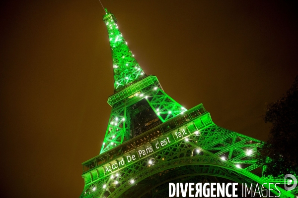 La Tour Eiffel et  l Arc de Triomphe s illuminent en vert pour  célébrer l entrée en vigueur de l accord de Paris sur le climat, conclu lors de la COP21.