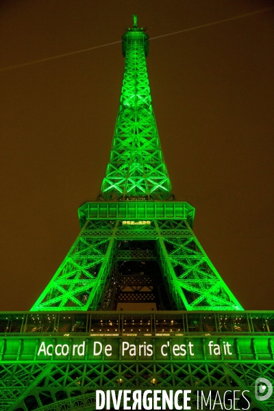 La Tour Eiffel et  l Arc de Triomphe s illuminent en vert pour  célébrer l entrée en vigueur de l accord de Paris sur le climat, conclu lors de la COP21.