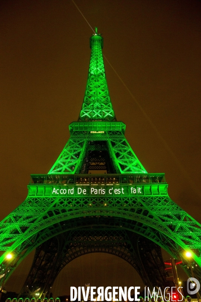 La Tour Eiffel et  l Arc de Triomphe s illuminent en vert pour  célébrer l entrée en vigueur de l accord de Paris sur le climat, conclu lors de la COP21.