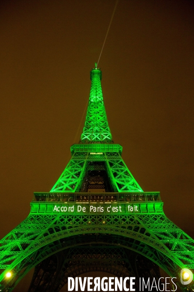 La Tour Eiffel et  l Arc de Triomphe s illuminent en vert pour  célébrer l entrée en vigueur de l accord de Paris sur le climat, conclu lors de la COP21.