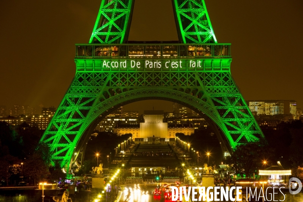 La Tour Eiffel et  l Arc de Triomphe s illuminent en vert pour  célébrer l entrée en vigueur de l accord de Paris sur le climat, conclu lors de la COP21.