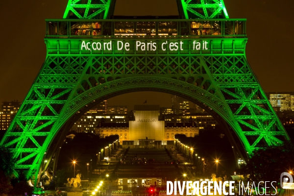 La Tour Eiffel et  l Arc de Triomphe s illuminent en vert pour  célébrer l entrée en vigueur de l accord de Paris sur le climat, conclu lors de la COP21.