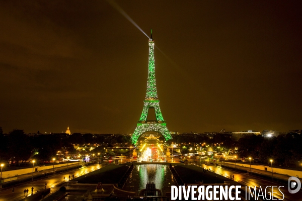 La Tour Eiffel et  l Arc de Triomphe s illuminent en vert pour  célébrer l entrée en vigueur de l accord de Paris sur le climat, conclu lors de la COP21.