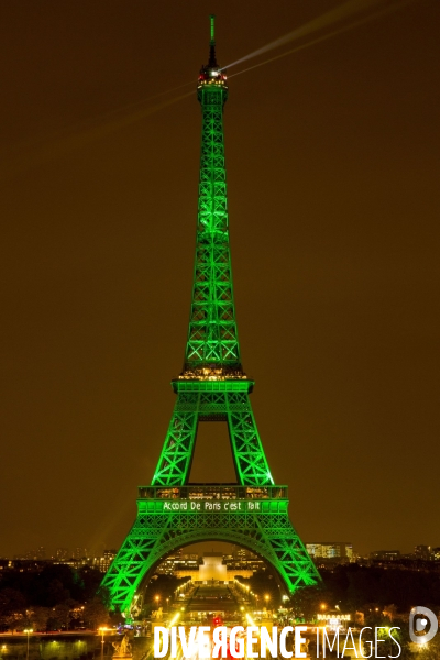 La Tour Eiffel et  l Arc de Triomphe s illuminent en vert pour  célébrer l entrée en vigueur de l accord de Paris sur le climat, conclu lors de la COP21.