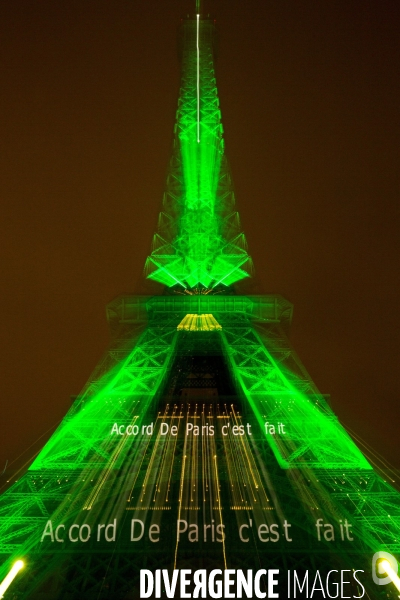 La Tour Eiffel et  l Arc de Triomphe s illuminent en vert pour  célébrer l entrée en vigueur de l accord de Paris sur le climat, conclu lors de la COP21.