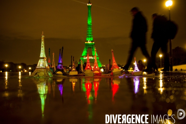 La Tour Eiffel et  l Arc de Triomphe s illuminent en vert pour  célébrer l entrée en vigueur de l accord de Paris sur le climat, conclu lors de la COP21.