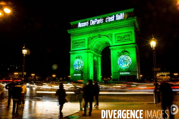 La Tour Eiffel et  l Arc de Triomphe s illuminent en vert pour  célébrer l entrée en vigueur de l accord de Paris sur le climat, conclu lors de la COP21.