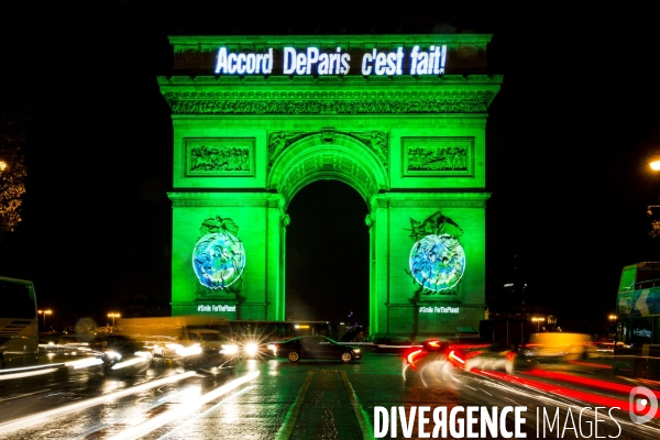 La Tour Eiffel et  l Arc de Triomphe s illuminent en vert pour  célébrer l entrée en vigueur de l accord de Paris sur le climat, conclu lors de la COP21.