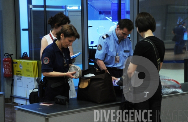 Controles conjoint de la Douane et des Services Vétérinaires à l aéroport de Nice