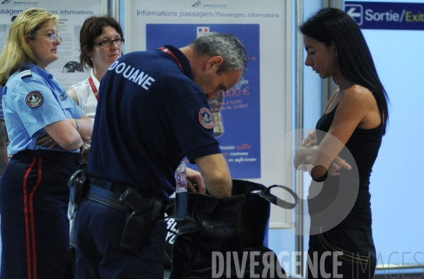 Controles conjoint de la Douane et des Services Vétérinaires à l aéroport de Nice