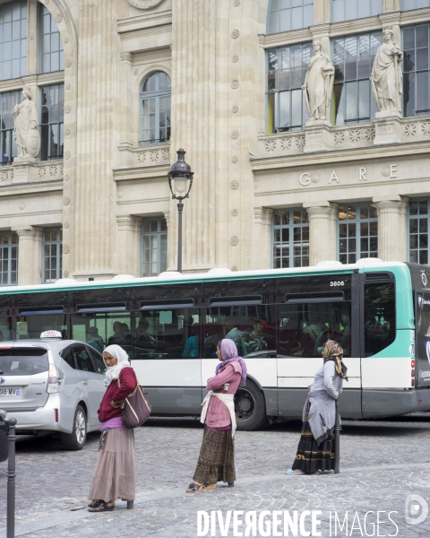 Femmes faisant la manche à la gare du Nord