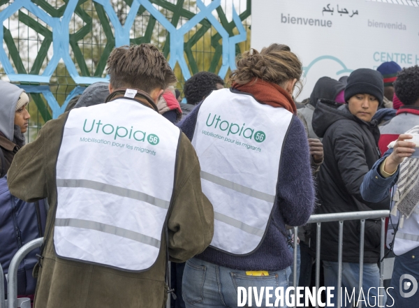 Devant le nouveau centre d hébergement pour migrants porte de la Chapelle