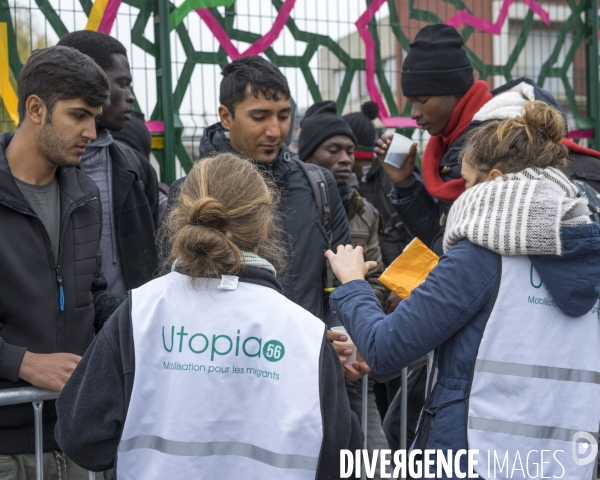 Devant le nouveau centre d hébergement pour migrants porte de la Chapelle