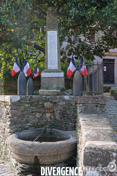 Conques.Le monuments aux morts et la fontaine du village
