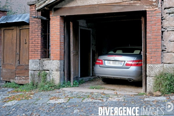 Conques.Une voiture de luxe dans le garage d une maison en triste etat