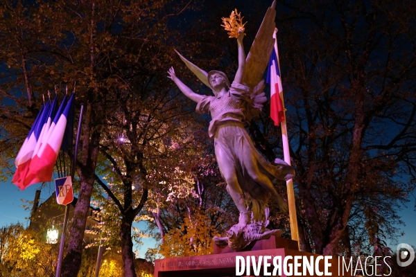 Rodez.Le monuments aux morts avec les drapeaux francais pour le 11 novembre