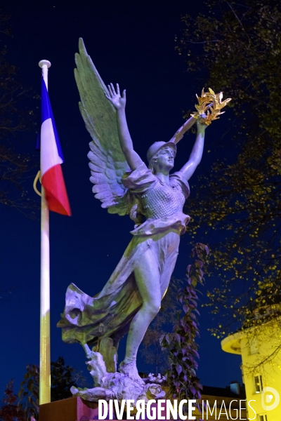 Rodez.Le monuments aux morts avec les drapeaux francais pour le 11 novembre