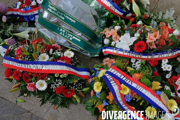 Rodez.Gerbes de fleurs au pied du monument aux morts